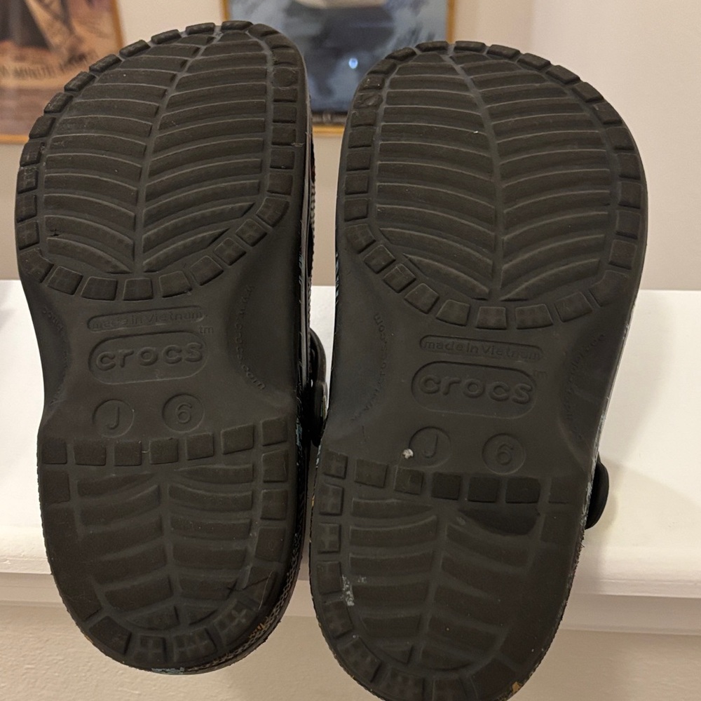 NIGHTMARE BEFORE CHRISTMAS CROCS Sz 6 - Picture 2 of 2